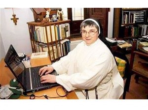 freira 300x224 Freira é banida de convento por ter 600 amigos no Facebook!